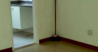 Sala comercial desocupada com 43 m² privativos