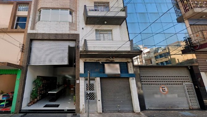 Prédio misto com loja e 2 apartamentos, 186 m²