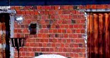 Casa padrão com 3 quartos, 2 banheiros, 1 vaga, área construída 174m²