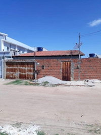 Casa padrão com 3 quartos, 2 banheiros, 1 vaga, área construída 174m²