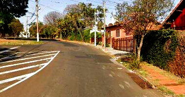 Casa residencial com 240m² construída em terreno de 450m², desocupada