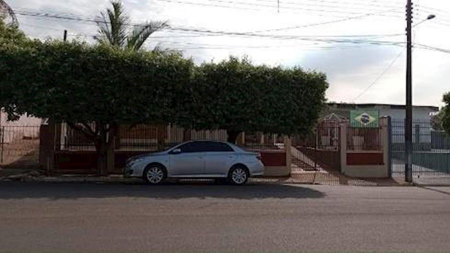 Casa padrão com 4 quartos, 2 banheiros, 2 vagas, 258m² construída