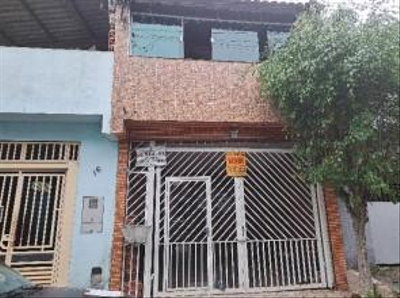 Casa assobradada com 3 quartos, 2 banheiros e 190m² de área construída