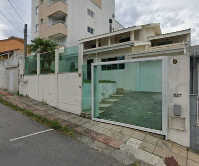 Casa com 180m² em São José/SC, 2 terrenos, ótimo investimento