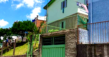 Casa ocupada com 190.26 m² construídos e 2 vagas de garagem