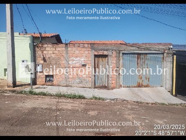 Casa aconchegante com varanda e 51m² construída