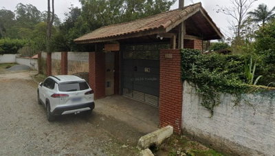 Casa com Piscina e Campo de Futebol em Terreno de 1.960 m²
