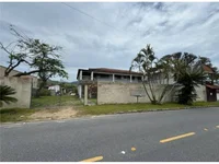 Casa ocupada com 6 quartos e 628 m² construída