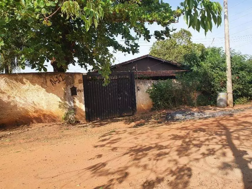 Casa Ocupada com Piscina e Ampla Área em Guaiçara/SP