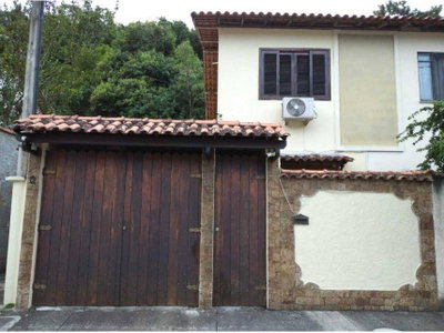 Casa ocupada com 66 m² e 2 vagas