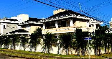 Espaçosa Casa com 4 Quartos, 9 Banheiros e 655 m² Construídos