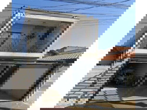Casa residencial com 3 quartos, 2 banheiros e 1 vaga, área construída 140m²