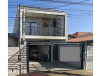 Casa residencial com 3 quartos, 2 banheiros e 1 vaga, área construída 140m²