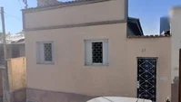 Casa ocupada com 120 m² de área construída
