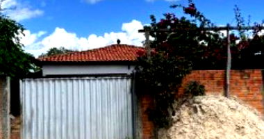 Casa residencial com 3 quartos, 2 banheiros, ocupada, área construída de 61.87m²