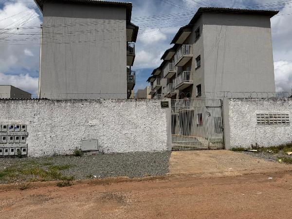 Apartamento com 2 quartos, 1 banheiro e área de serviço