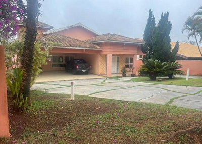 Casa com 6 quartos e piscina em condomínio
