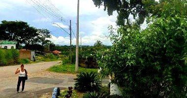 Casa com 3 quartos, 1 banheiro, sala e área de serviço