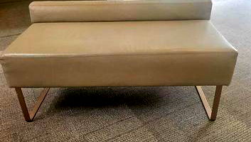 Poltronas de Couro e Sofás Modulares em Suede