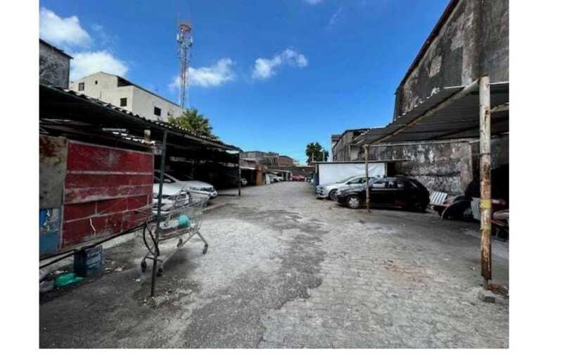 Terreno de 917m² na Avenida Porto dos Mastros