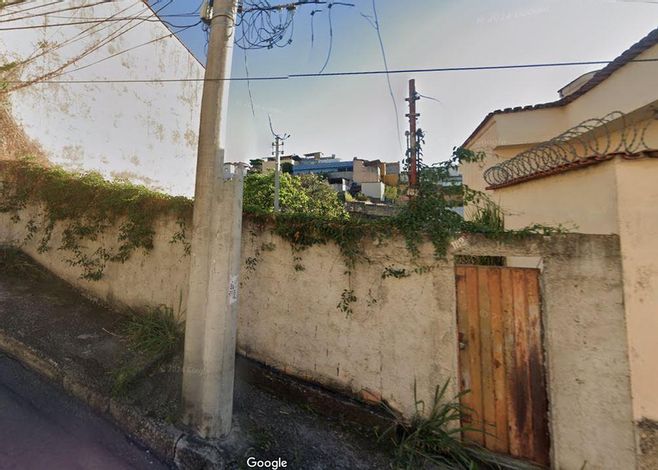 Lote em declive com 400m² e casa simples