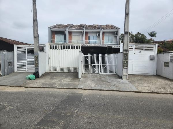 Casa com 2 quartos e vaga de garagem em Joinville
