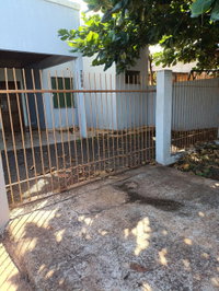 Casa com 2 quartos, 1 suíte, 1 banheiro e garagem, desocupada