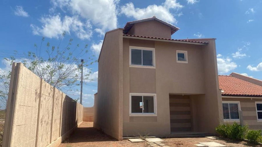 Casa em condomínio com 2 quartos e 2 banheiros, desocupada