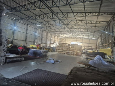 Galpão comercial de 1.000 m² em terreno amplo