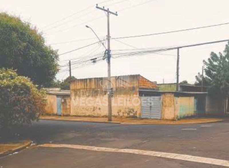 Terreno com Edificações em Esquina