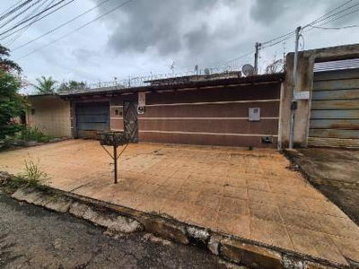 Casa com Piscina, 3 Dorms e 4 Vagas em Goiânia