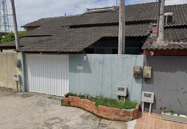 Casa com 2 quartos, 2 banheiros e área de serviço