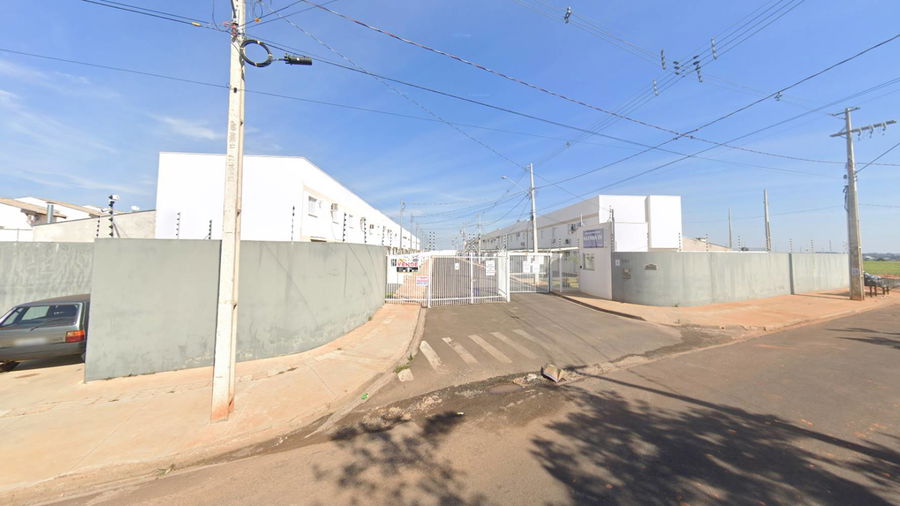Casa sobrado tipo B com 2 quartos, 1 banheiro e garagem ocupada