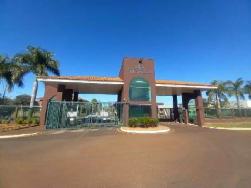 Casa em Condomínio com 3 Quartos e 4 Banheiros em Leilão