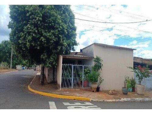 Casa em Urânia/SP com 162.02m² de área construída