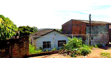 Casa em abandono com 60m² construída em terreno de 250m²