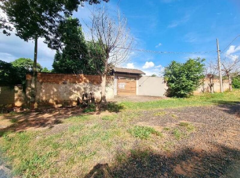 Terreno com benfeitorias em Vila Brasília - 50% do imóvel