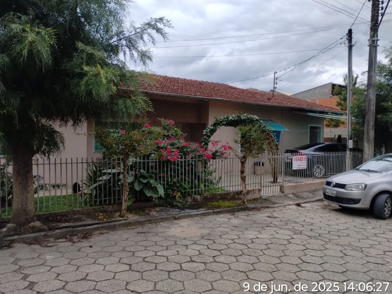 Casa com 2 kitinetes, 3 quartos, área construída aprox. 296m²