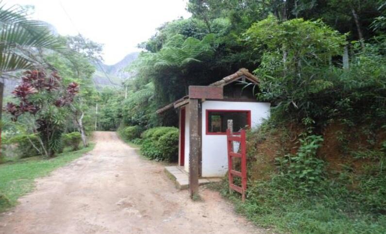 Casa em Petrópolis com 2.308m² de terreno e 246m² construída