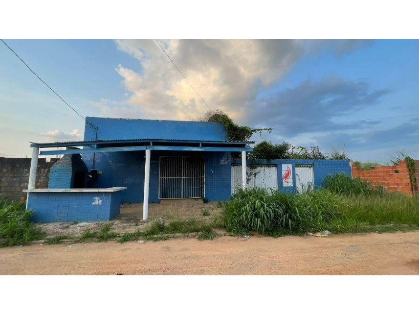 Loja ocupada com 96 m² de área construída