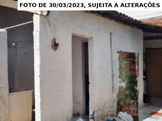 Casa com 3 quartos e barracão em terreno de 390m²