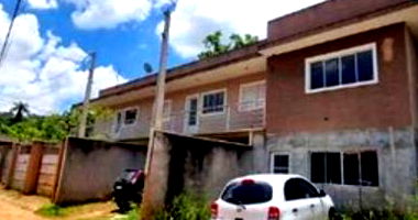 Condomínio Multifamiliar com 6 Casas (3 Inacabadas) e Churrasqueira