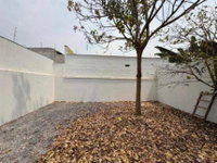 Casa ocupada com 118 m² construídos em terreno de 280 m²