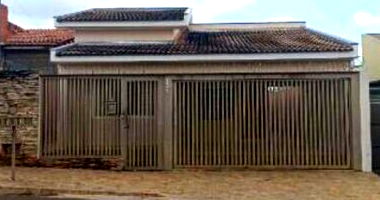 Casa com 3 quartos, 1 banheiro, 2 vagas, 129.7m² construída, ocupada
