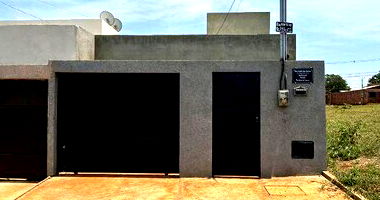 Casa padrão com 2 quartos, 2 banheiros, 2 vagas, ocupada
