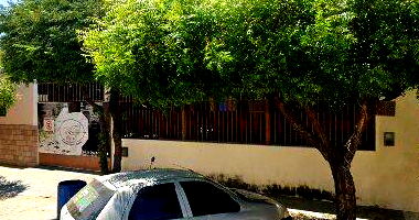 Casa com 2 quartos, banheiro, área de serviço, sala, cozinha e 1 vaga