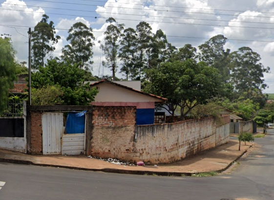 Casa padrão popular com 2 quartos, 1 banheiro e 232,56 m²