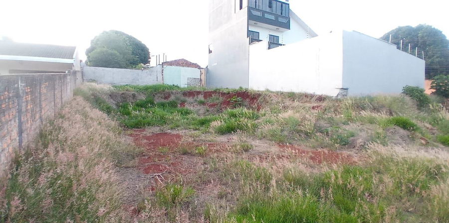 Terreno com 600m² Ocupado com 2 casas de madeira