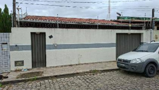 Casa desocupada com 3 quartos, 2 banheiros e 1 vaga de garagem
