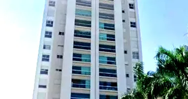 Apartamento Ocupado com 3 Vagas de Garagem em Leilão